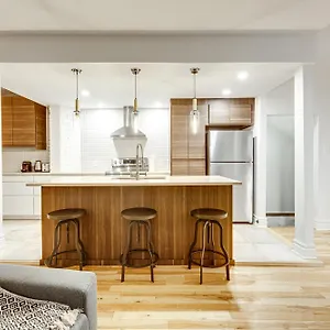 https://spacious-2-floors-town-house-2-br.hotels-in-montreal.org